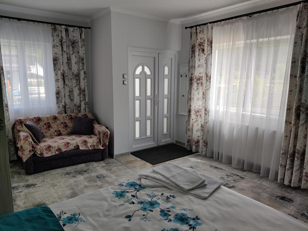 Hotel Vizuina Lupului Hura-Humora Exteriér fotografie